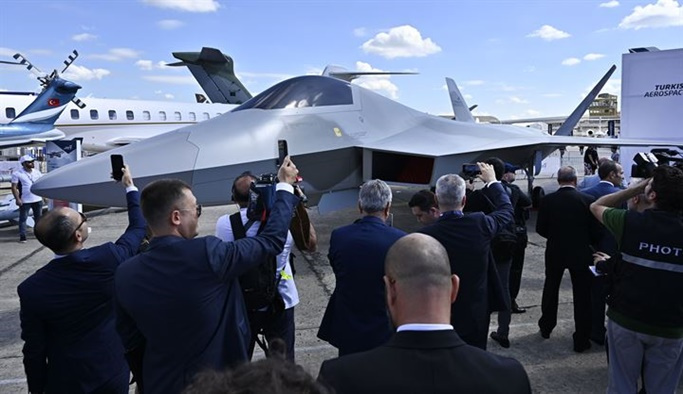 Milli savaş uçağı Fransa'da görücüye çıktı